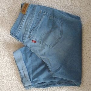 Levi's Light Wash Capris Size 6